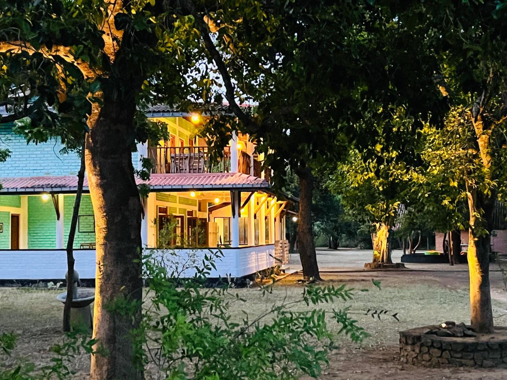 Funky Leopard Safari Lodge Bordering Yala National Park Катарагама Екстериор снимка