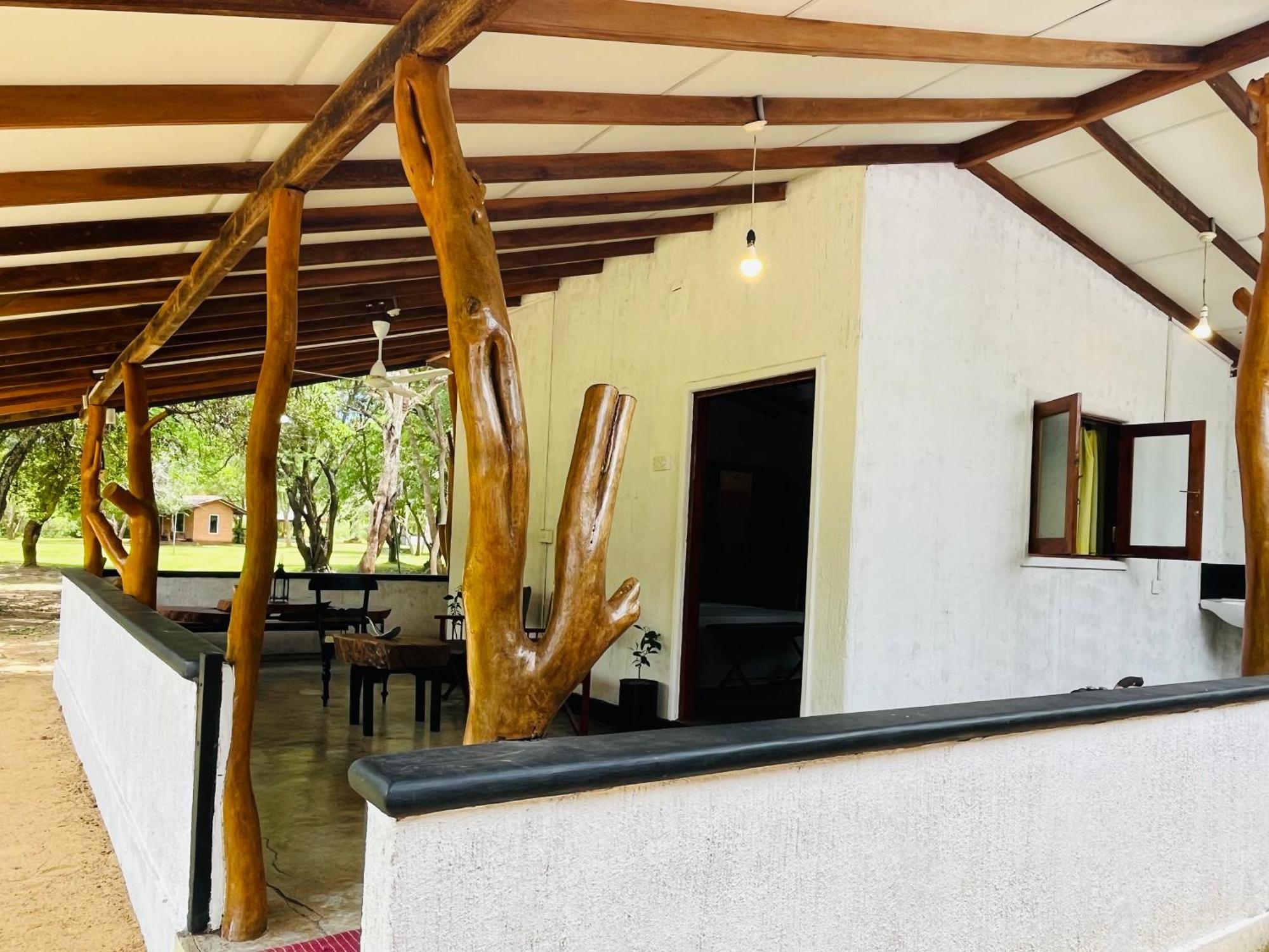 Funky Leopard Safari Lodge Bordering Yala National Park Катарагама Екстериор снимка